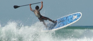 Volando sobre las olas en paddle surf